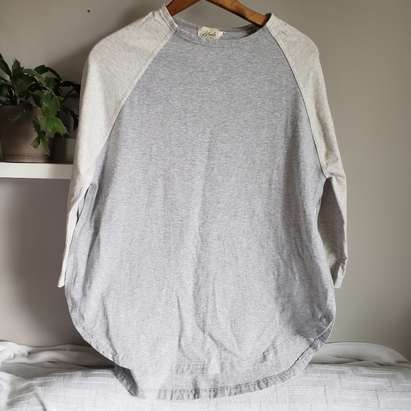 Blondie Apparel Tops - 🇨🇦Blondie Heathered Grey Split Side East End S/M